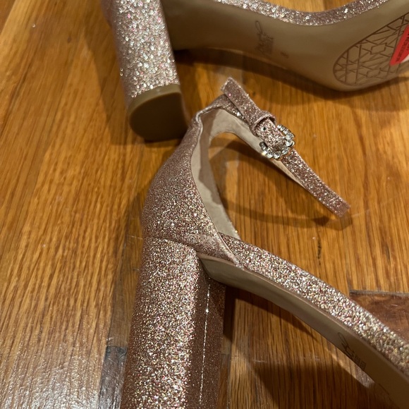 Badgley Mischka Rose Gold Sparkle Block Pearl Heel - Picture 3 of 5